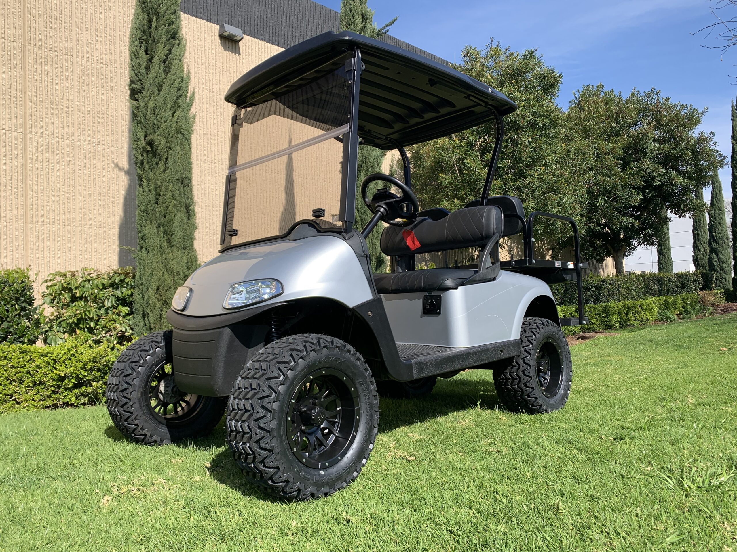 EZGO ELECTRIC RXV LIFTED 4 PASS GOLF CART – SILVER, #B31